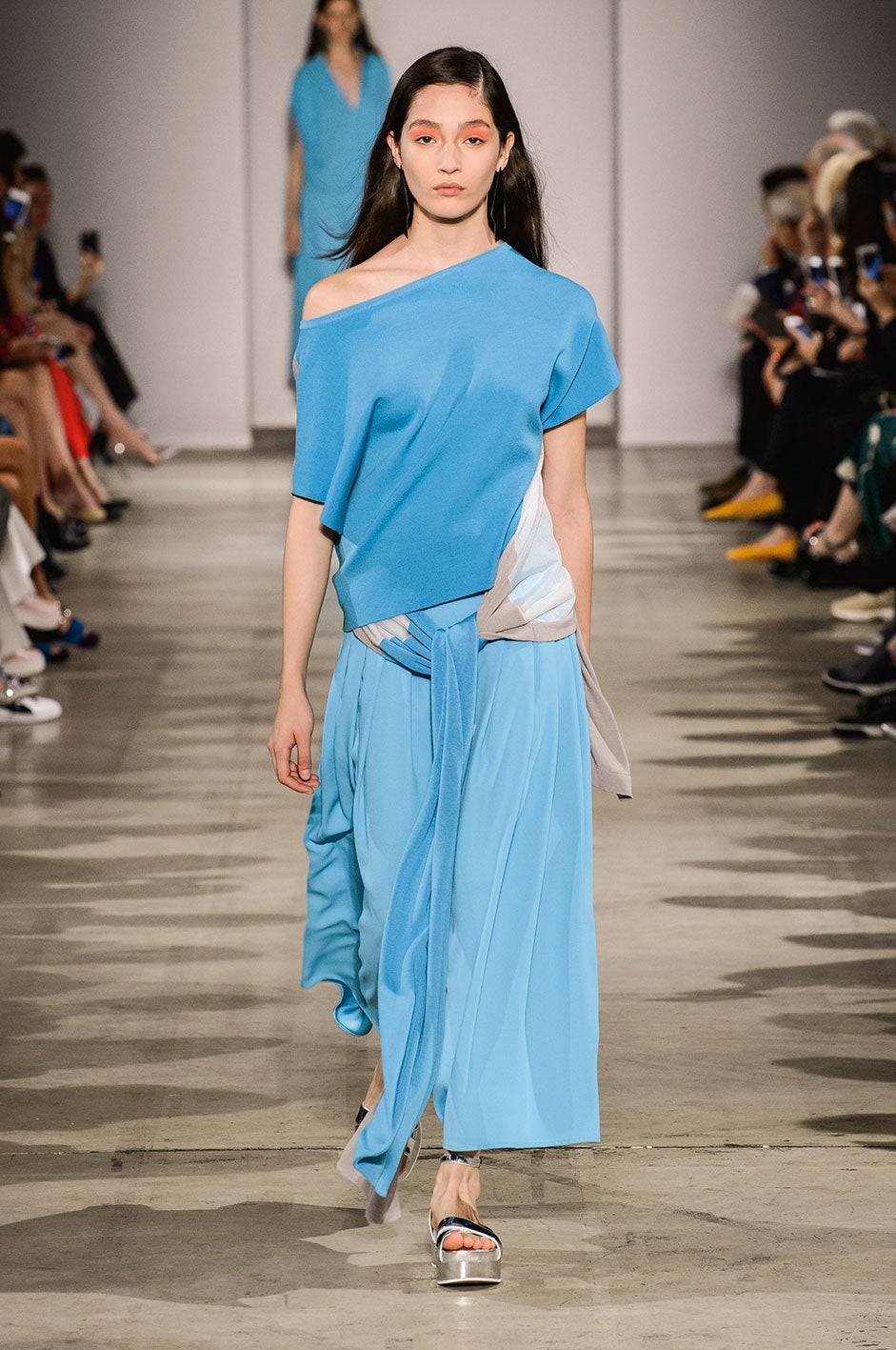 Toma nota de todos estos looks de la alta costura para saber cómo llevarlo con estilo. (Desfile Anteprima).