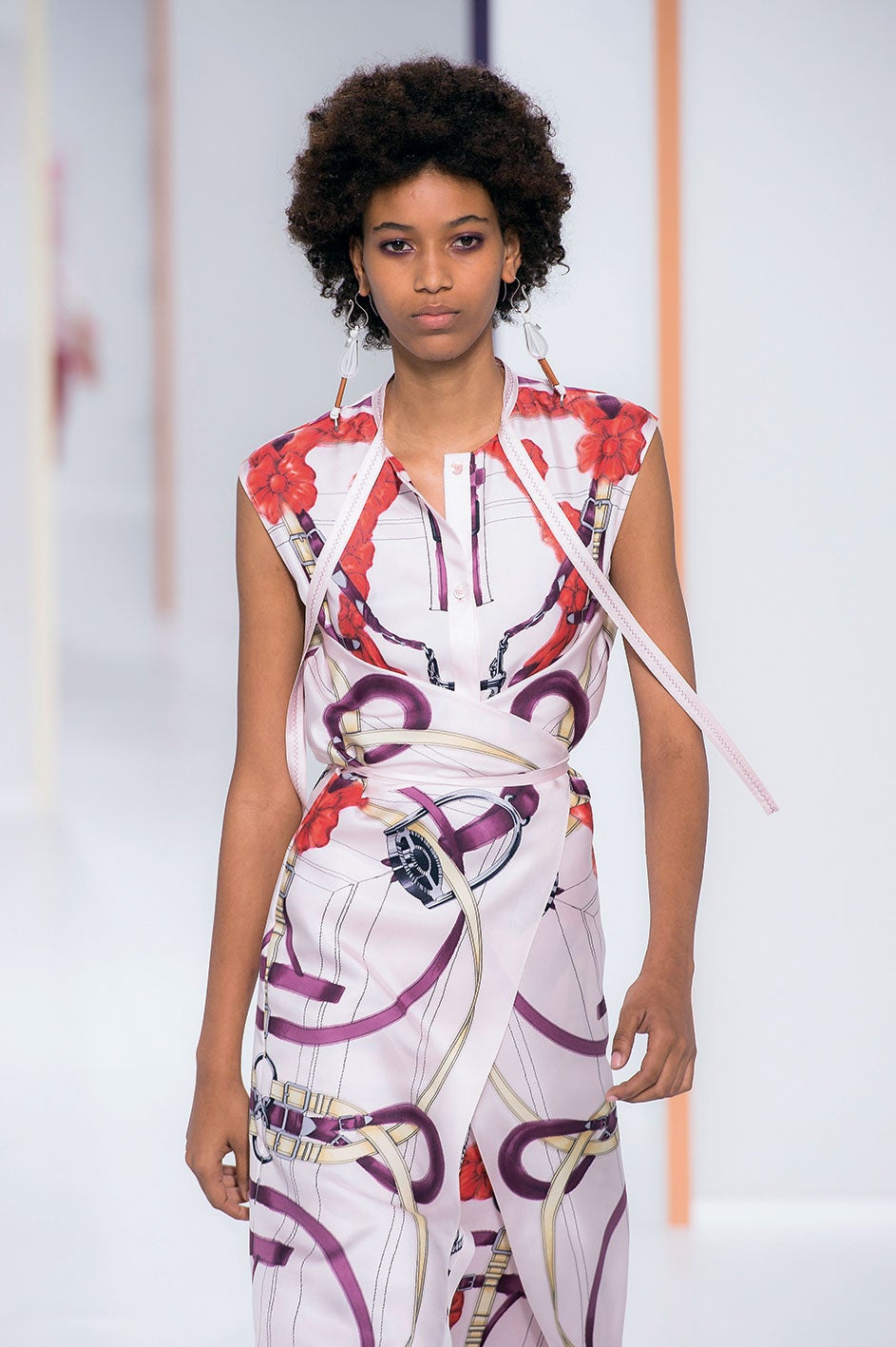 Pero esta primavera, el pañuelo da un paso más y deja de ser un accesorio para convertirse en una prenda de vestir. (Desfile Hermès).