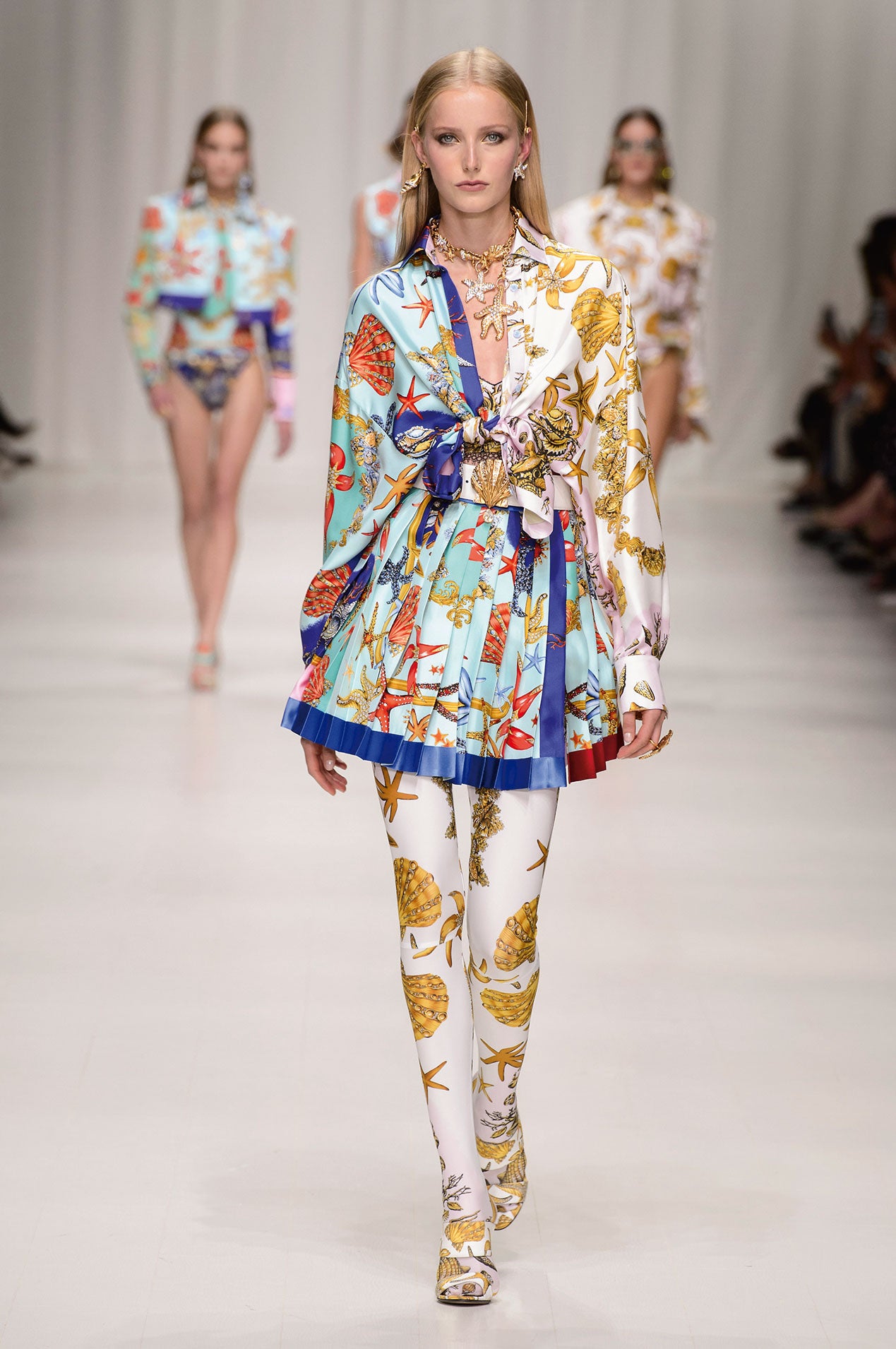 Lo hemos llevado en la cabeza y anudado al cuello. (Desfile Versace)