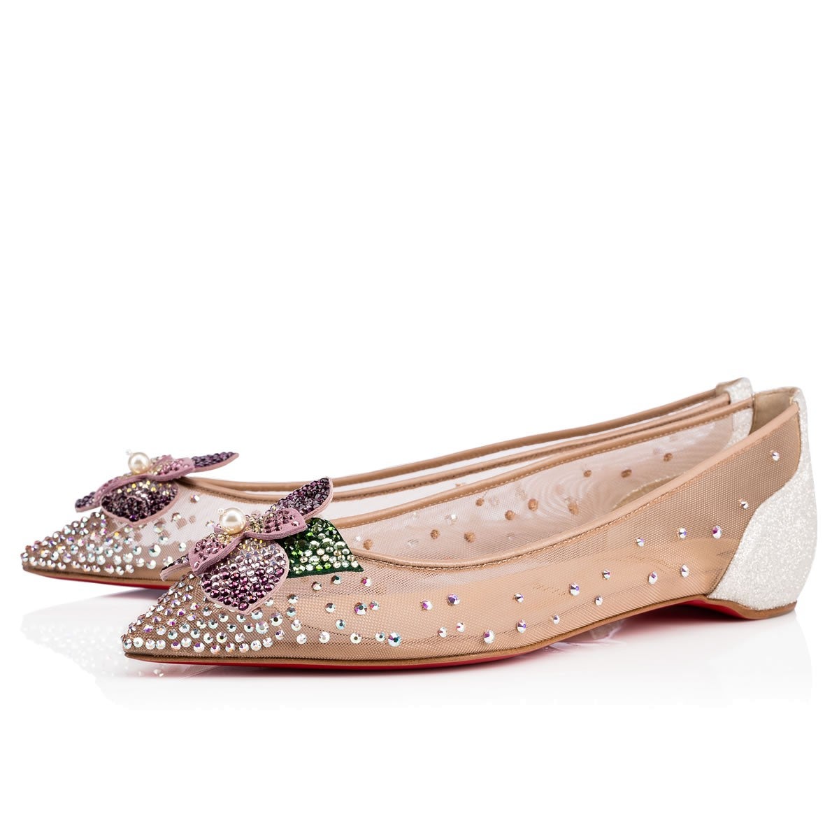 La famosa suela roja de Louboutin pondrá la guinda perfecta a tu look de novia con estas bailarinas joya. Precio: 1.195 euros.