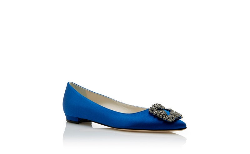 Uno de los zapatos más famosos del mundo, y objeto de deseo de las novias por 'culpa' de Carrie Bradshaw, son los Hangisi de Manolo Blahnik. Pues bien, tienes la versión Hangisiflat, sin tacón, en azul para poner el toque de color (y suerte) a tu look nupcial. Precio: 860 euros.