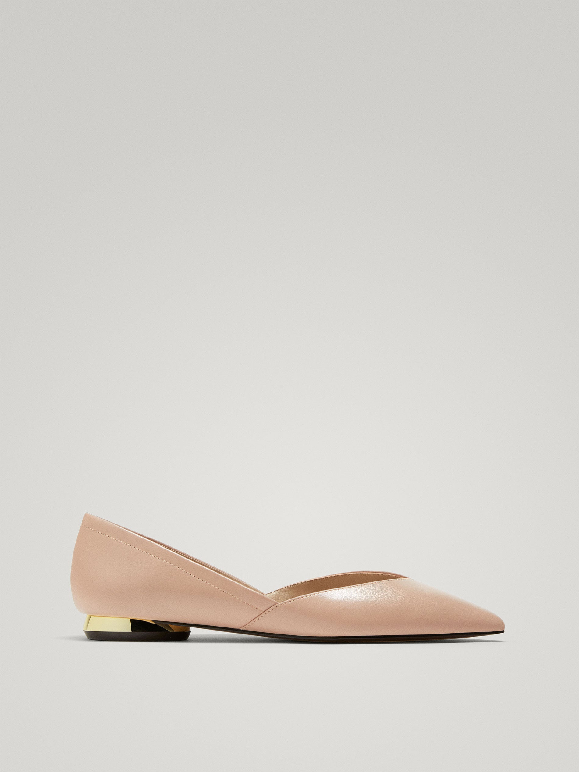 Un diseño sencillo en color nude, con empeine abierto para estilizar la pierna, y sutil detalle dorado, de Massimo Dutti. Precio: 59.95 euros.