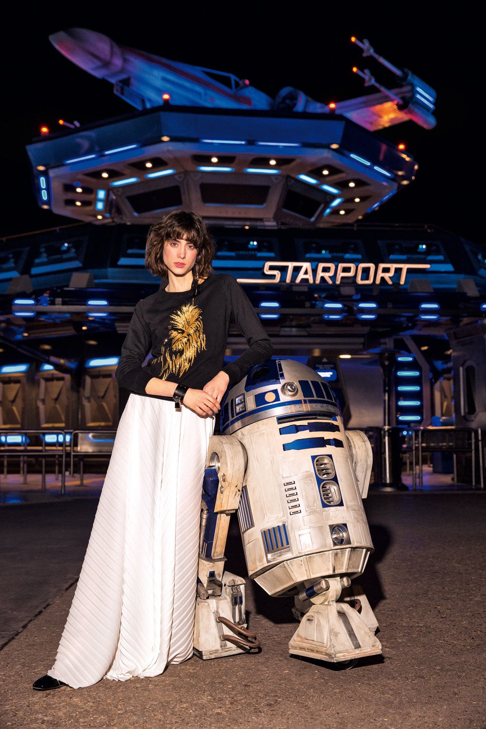 Junto a R2-D2, total look de Alvarno con zapatos de Dior.