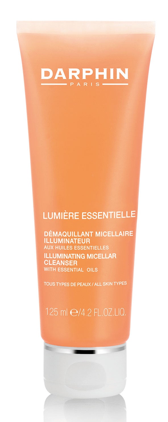 Su objetivo es conseguir una piel perfecta. Por la mañana, ese ritual incluye tónico, esencia, ampolla, sérum, crema de ojos, crema hidratante antiedad y fotoprotector. Lumière Essentiel Limpiador Micelar Iluminador de Darphin (27 €).