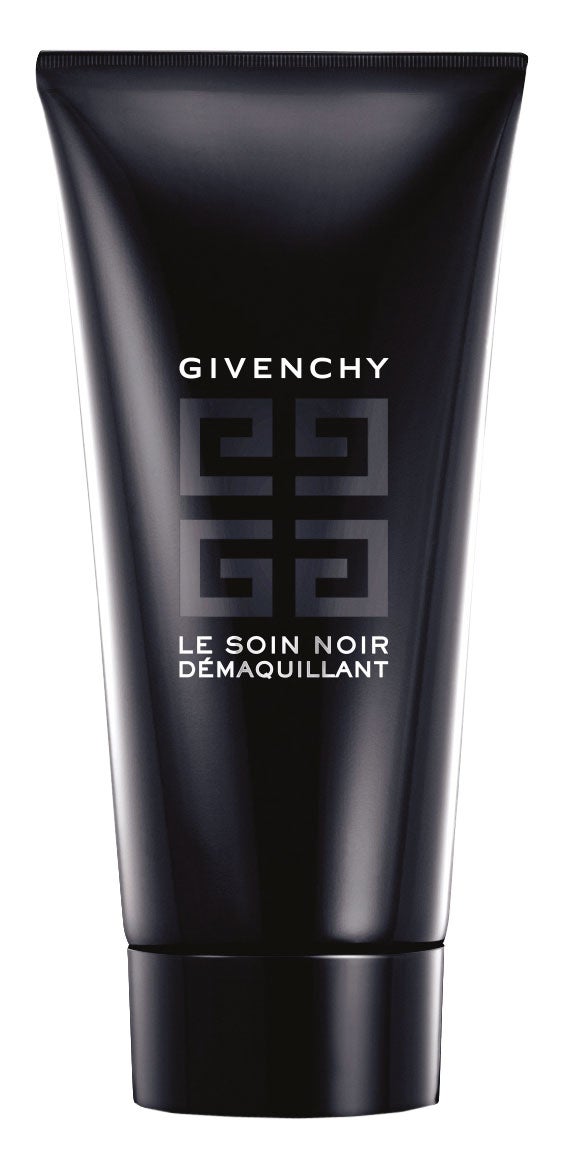 Por la noche se amplía hasta los 10 pasos: una doble limpieza con aceite o bálsamo y agua micelar, exfoliante, tónico, esencia, ampolla, sérum, mascarilla de tejido, contorno de ojos y crema antiedad de noche. Le Soin Noir Demaquillant de Givenchy (87 €).
