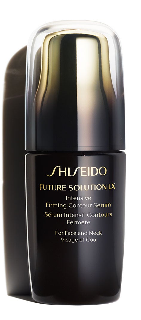 Pero también requiere del uso posterior de una crema que sí los contenga, para que sus beneficios no se evaporen. Future Solution LX Intensive Firming Contour Sérum de Shiseido (308 €).