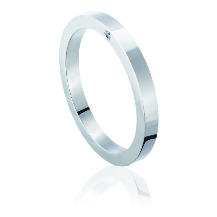 Esta es de oro blanco de 18kt y diamante 0,01 qt