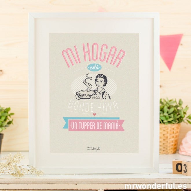 Eres fan de sus tuppers y lo sabe. Pero es más divertido si se lo recuerdas. ¡Mi hogar está donde haya un tupper de mamá! Ahora que estás lejos de casa, no hay nada que te acerque más a ella que saborear su cocina aunque sea en la distancia. 4.75€