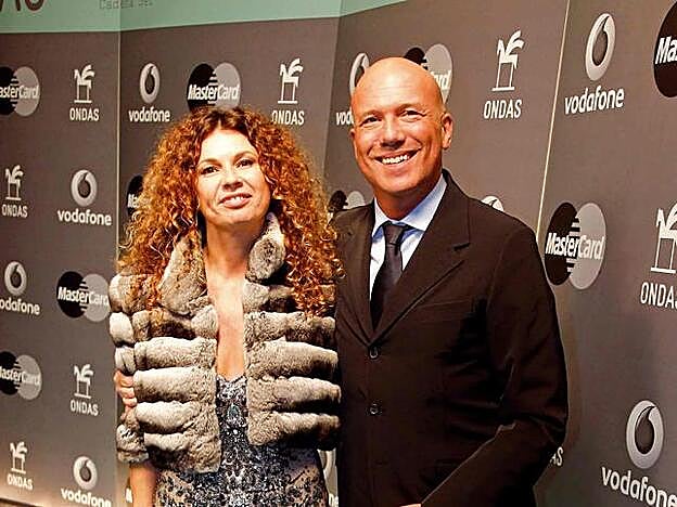 Alfonso Arús junto a su esposa, Angie Cárdenas.