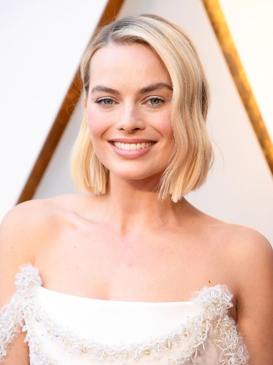 Margot Robbie luciendo finas ondas.