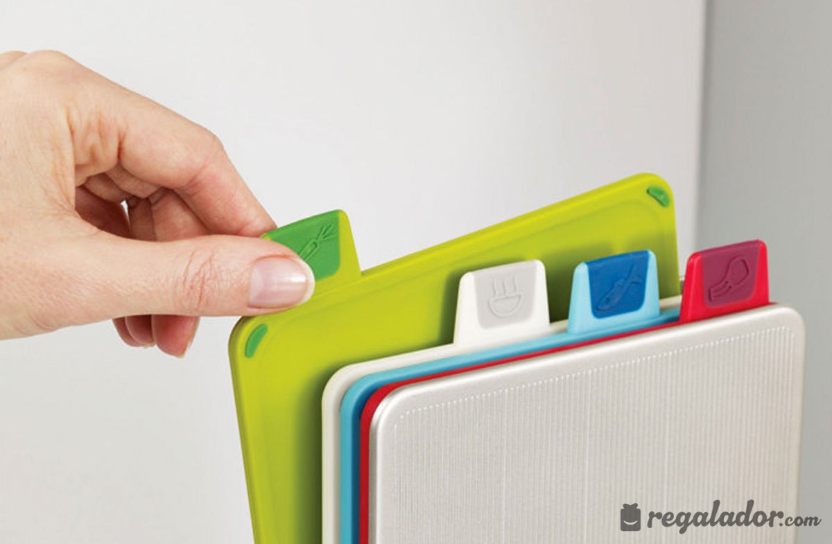 Para las yayas más cocinitas hay regalos especiales. Estas tablas son el sueño de los amantes de la cocina. Las tablas están destinadas y diferenciadas para cada tipo de alimento y por tanto evita la contaminación o mal trato de estos. 36.90€