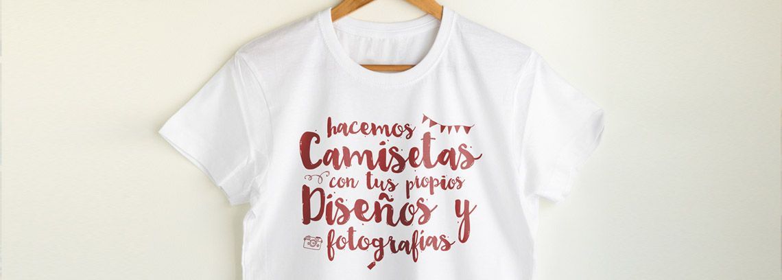 Si tiene un lado más friki, además de una magnífica selección de camisetas originales, puedes crear tu propio diseño en Lolacamisetas.com. Su película favorita, su frase más célebre, o una foto de los dos o la familia. ¡Como quieras, cuando quieras! Desde 13.90€