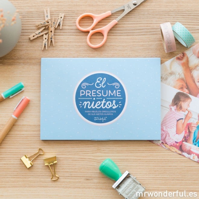 ¡El presumenietos! Una abuela orgullosa debe disponer de todos los recursos. No habrá visita en casa que vea tus mejores fotos y los recuerdos más bonitos que tienes con la abuela. 9.90€