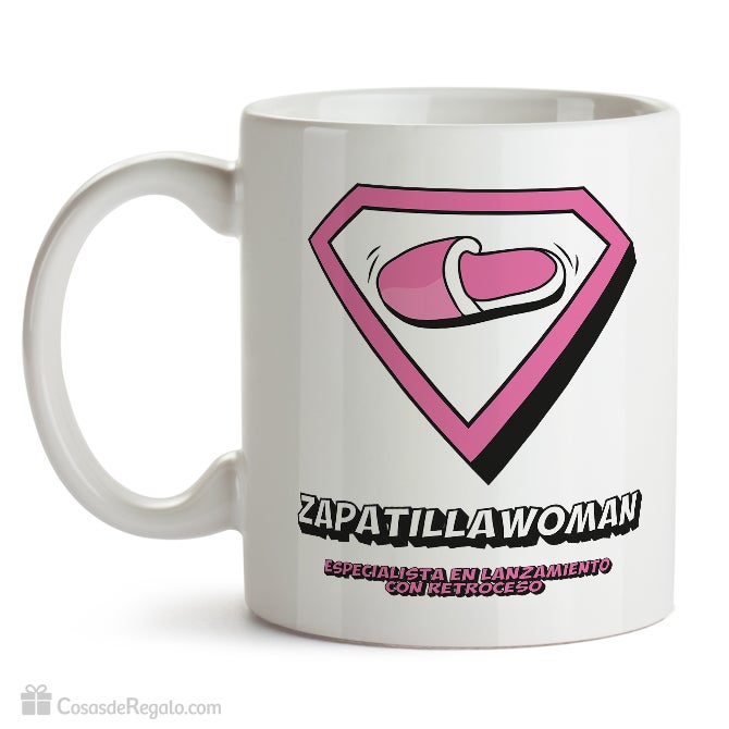 Aunque a las mamás también se las recomendamos, las abuelas seguro que se ríen sin duda cuando la vean. ¡La taza zapatillawoman! Para la superpoderosa de la casa. 12€