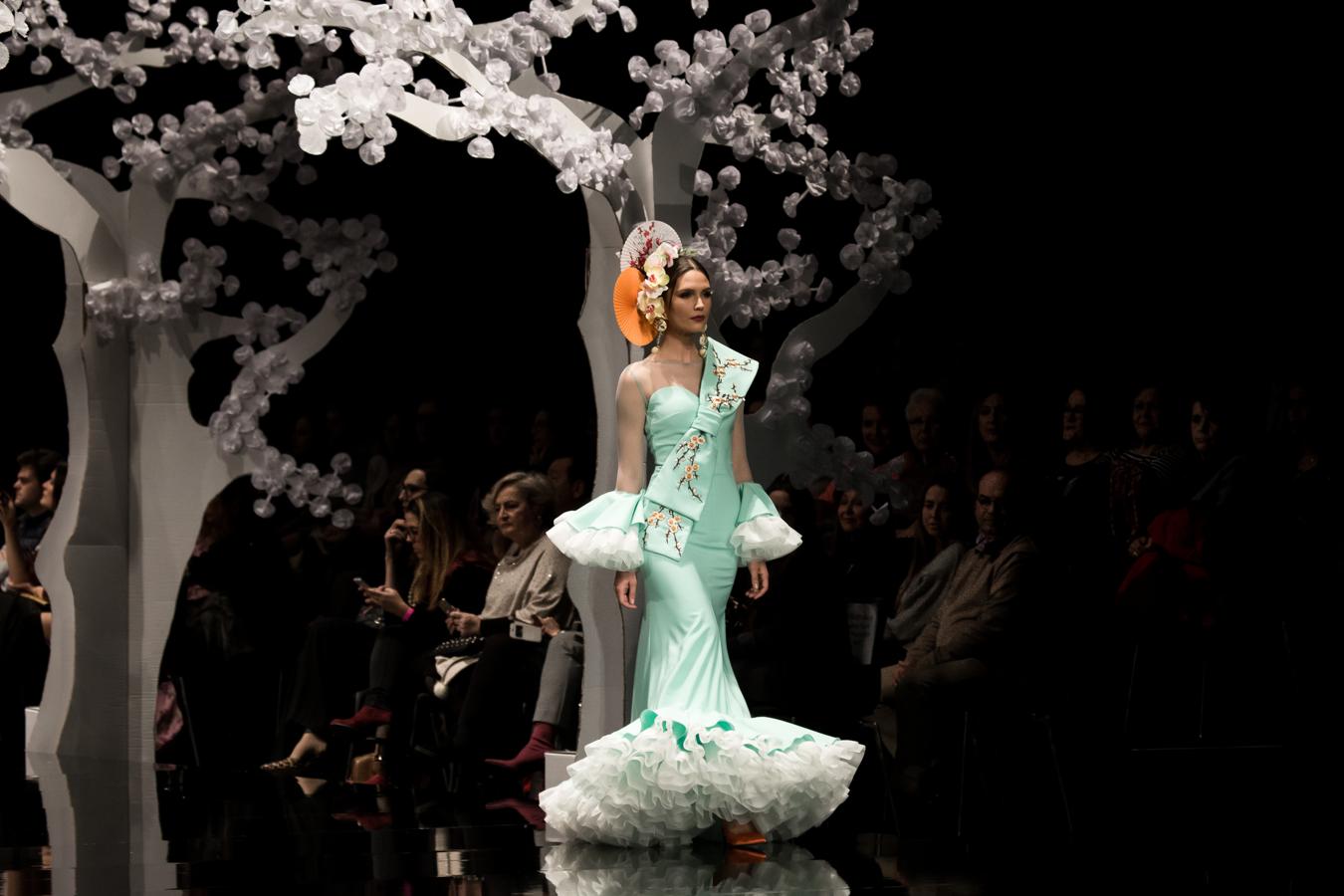 Para darle un toque distinguido a sus diseños, Patricia bazarot emplea las transparencias en las mangas. Eso sí, rematadas con muchos volantes de tul para generar más volumen.