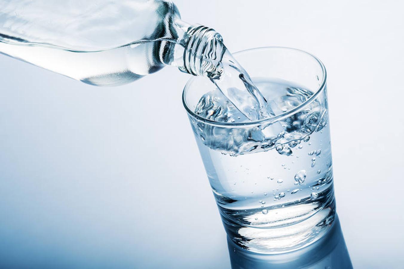 El agua no es un alimento pero en algunas ocasiones puede ayudarnos a evitar algunos antojos, además muchas veces confundimos el hambre con la sed. Es importante que el agua no esté muy fría ya que puede enfriar el sistema digestivo y dificultar la digestión de los alimentos.