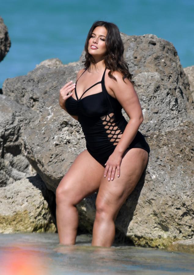 Si el blanco es el color perfecto para resaltar su piel tostada, con un bañador negro cut out Ashley Graham derrocha sensualidad y elegancia.