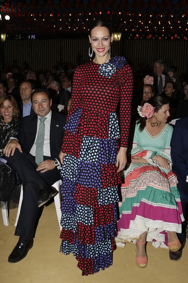 Aunque no iba a vestida de flamenca, el vestido de lunares de Eva González, en tres tonos diferentes, no puede ser más elegante y alegre.