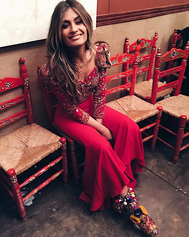 Tiró de tópicos con pantalones con volantes, top estampado y marcó la diferencia con unas botas de estilo étnico