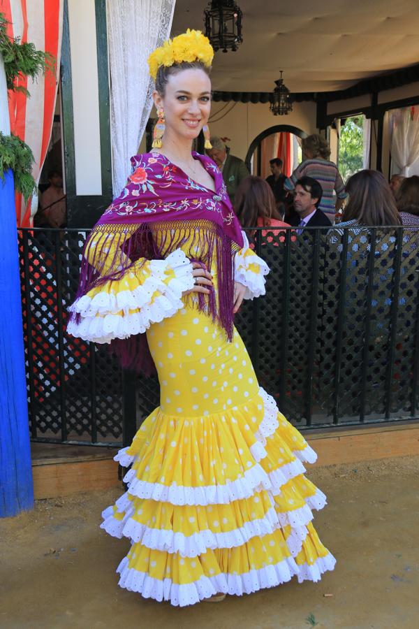 Aunque el color amarillo no es el que más le favorece a Marta Hazas, la actriz lo defendió con acierto gracias al mantoncito morado, que rompía con todo el look.