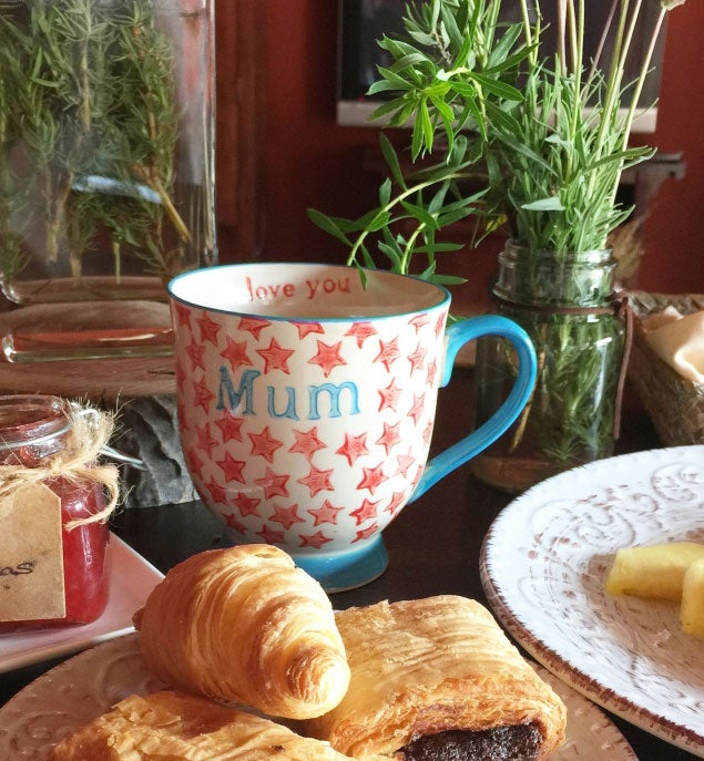 Esta taza de OUI OUI es un regalo muy original para el Día de la Madre. Cuesta 10 euros y  aquí puedes encontrar más por menos de 15  si lo tuyo es la originalidad.