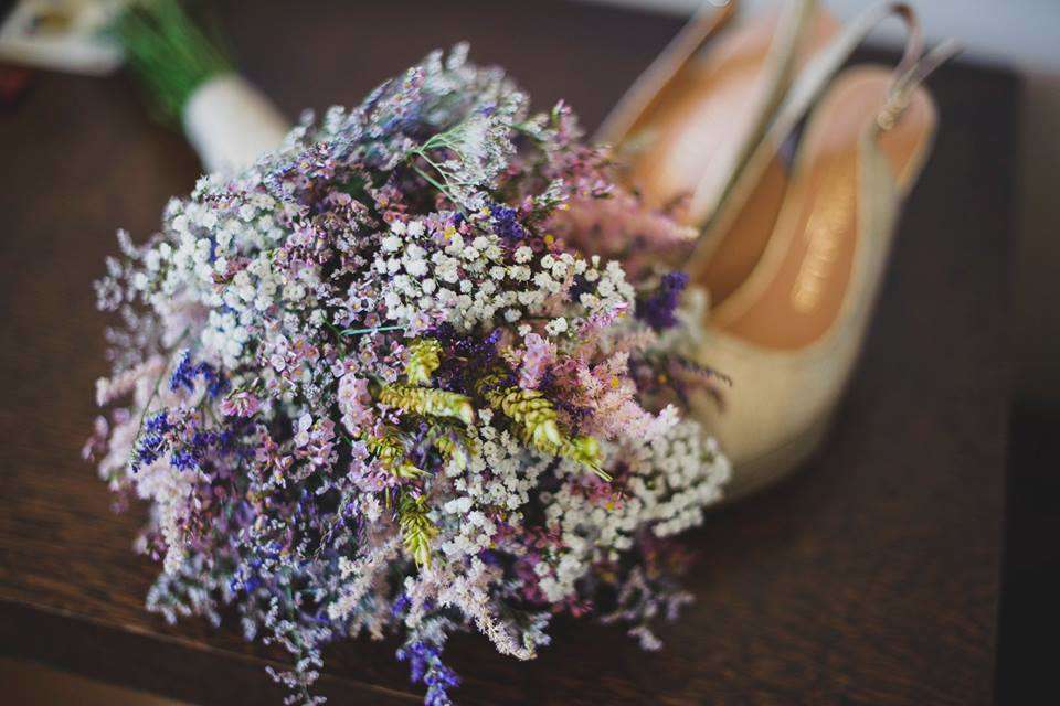 La hortensia, la paniculata, la peonía, la lavanda,…  ¿Cuáles son tus favoritas para esos básicos de la decoración?  En primavera, podrás apostar por cualquiera de ellas porque son flores de temporada.