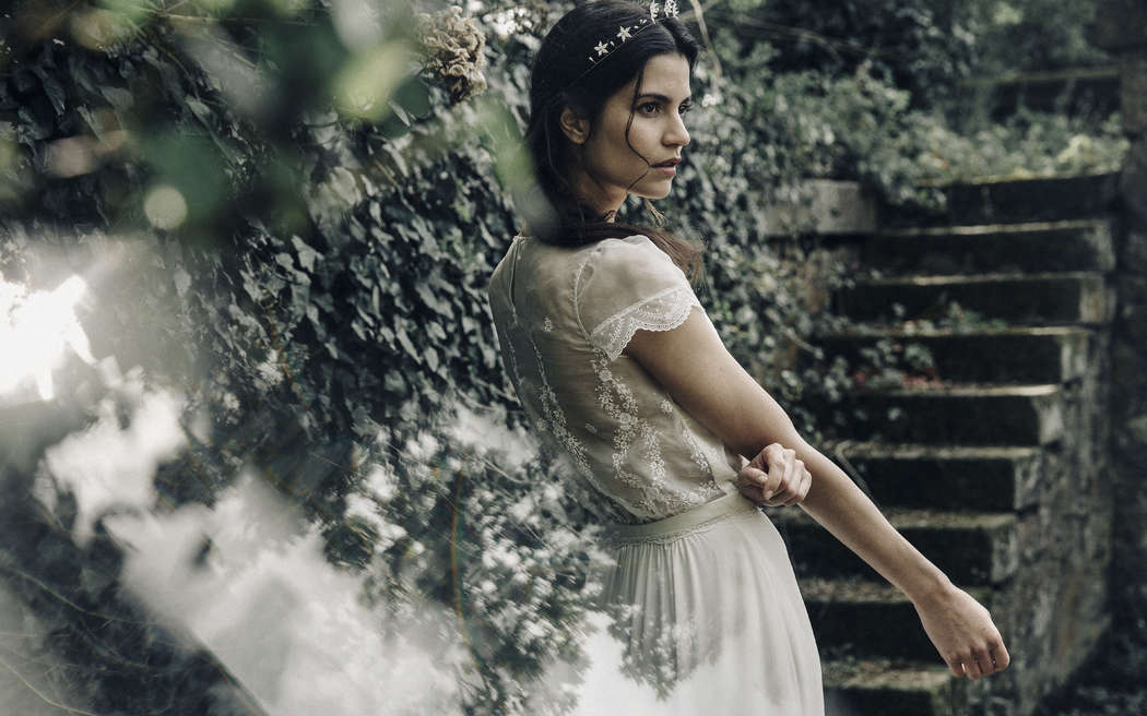 Quieres  brillar con tu look nupcial  y, la primavera te lo va a poner fácil con telas más ligeras, cortes más desenfadados y estampados florales que encajan a la perfección en las bodas de esta temporada.