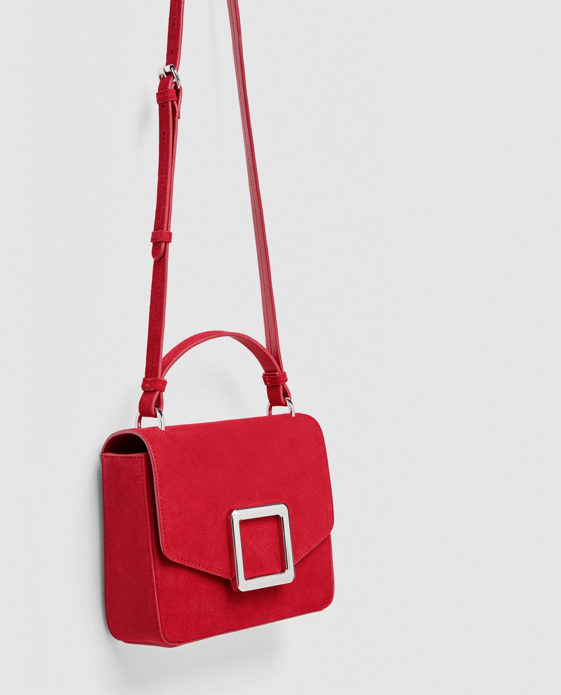 Bolso piel serraje de Zara en tono rojo intenso. (29,95 euros)