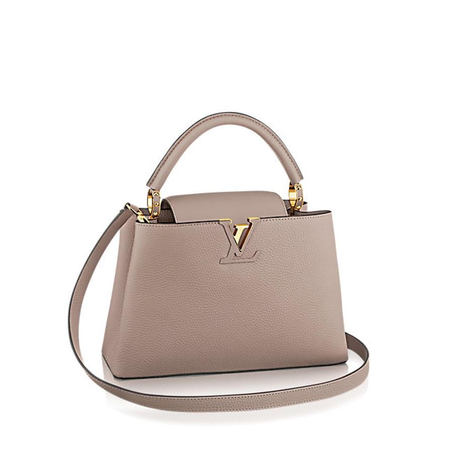 Si quieres regalarle un bolso icónico, y que podrá usar siempre, el Capucines de Louis Vuitton es, sin duda, una apuesta segura. (3.500 euros)