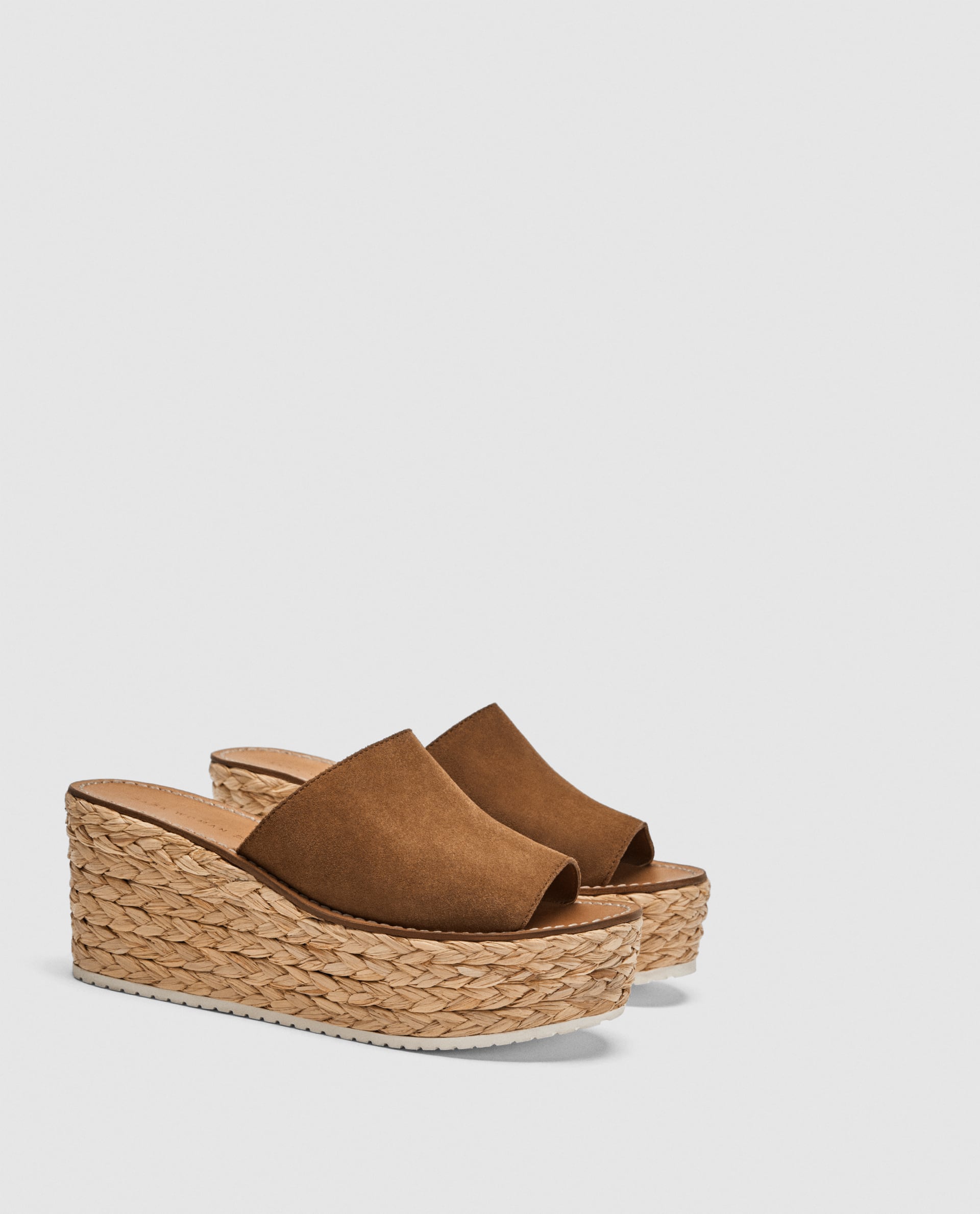 Cuña piel de Zara. (49,95 euros)