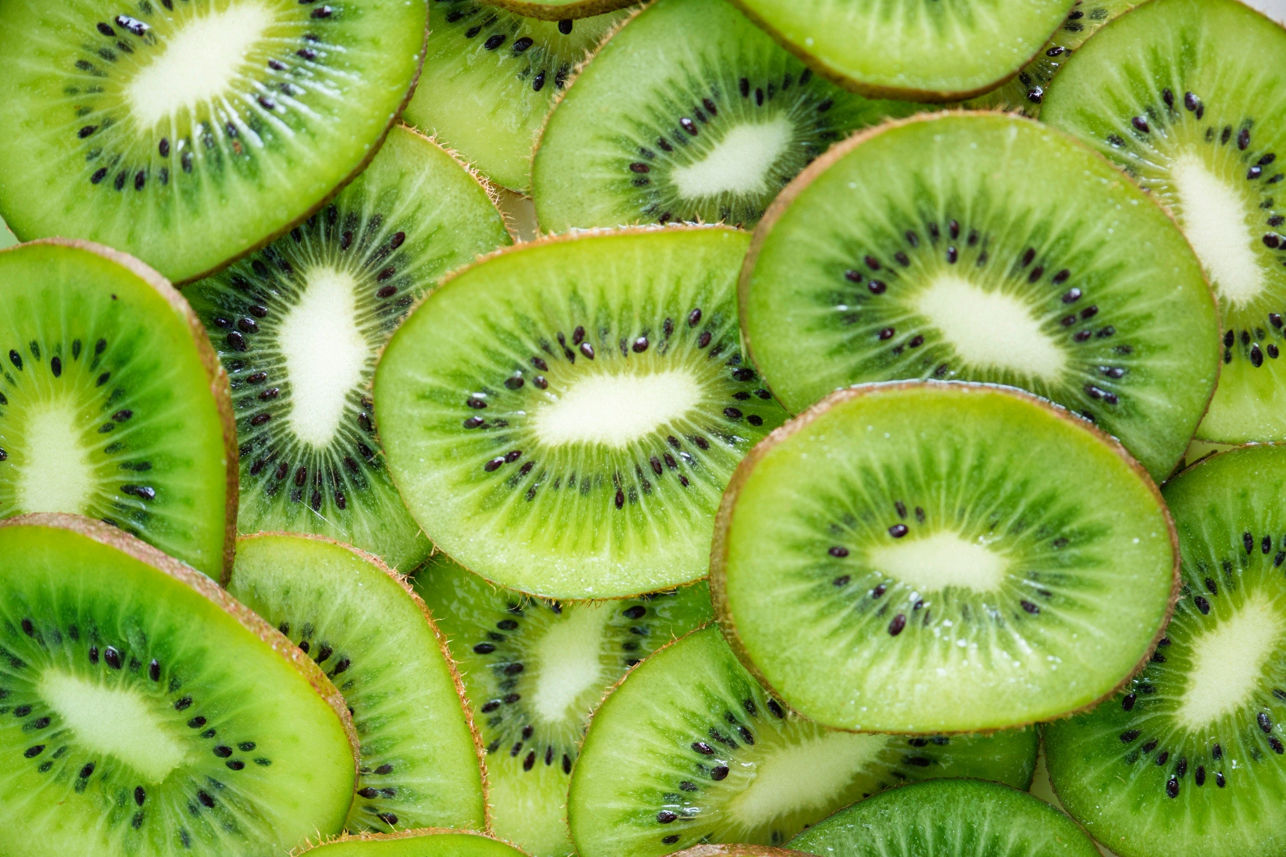 El kiwi no es solo un aliado para depurar el organismo, en épocas de estreñimiento o en dietas de adelgazamiento. También es un gran compañero para darle al cabello y la piel un plus de vitalidad. Contiene Vitamina E, que es antioxidante y promueve la renovación celular, y también esta fruta es rica en la famosísima Vitamina C.La Vitamina C aporta luminosidad a la piel, combate manchas, arrugas, el aspecto mate de la piel y los signos de la edad. Promueve la síntesis de colágeno, la proteína que da firmeza a la dermis, mejorando la textura y la elasticidad de la piel.