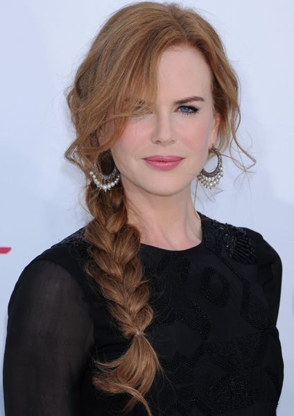 Con este tipo de trenza, facilísima, solo cabe tener una gran melena como la de Sade o, directamente, sospechar de postizo o extensiones. Sea o no un aplique, es la favorita de este verano. Imprescindible el grosor. Aunque sea, como en el caso de Nicole Kidman, falso.