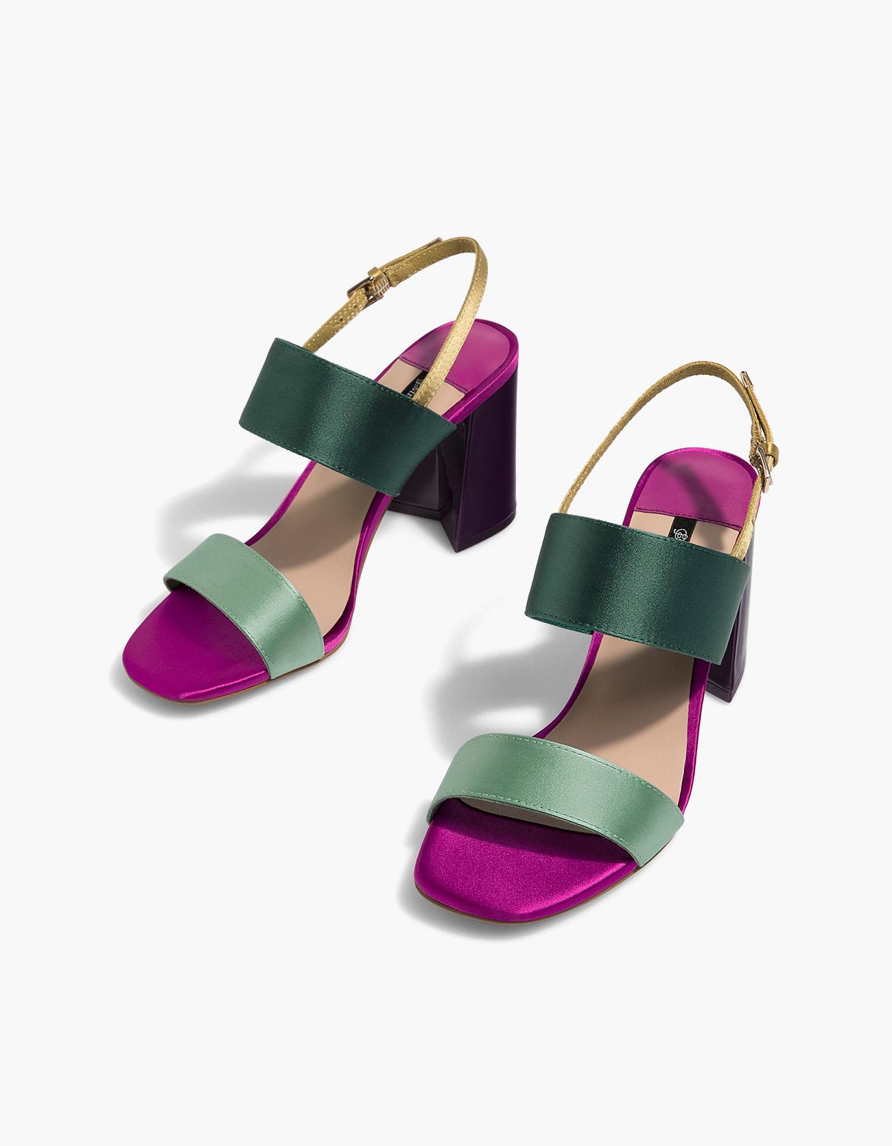 Sandalias tricolor de Stradivarius. (29,99 euros)