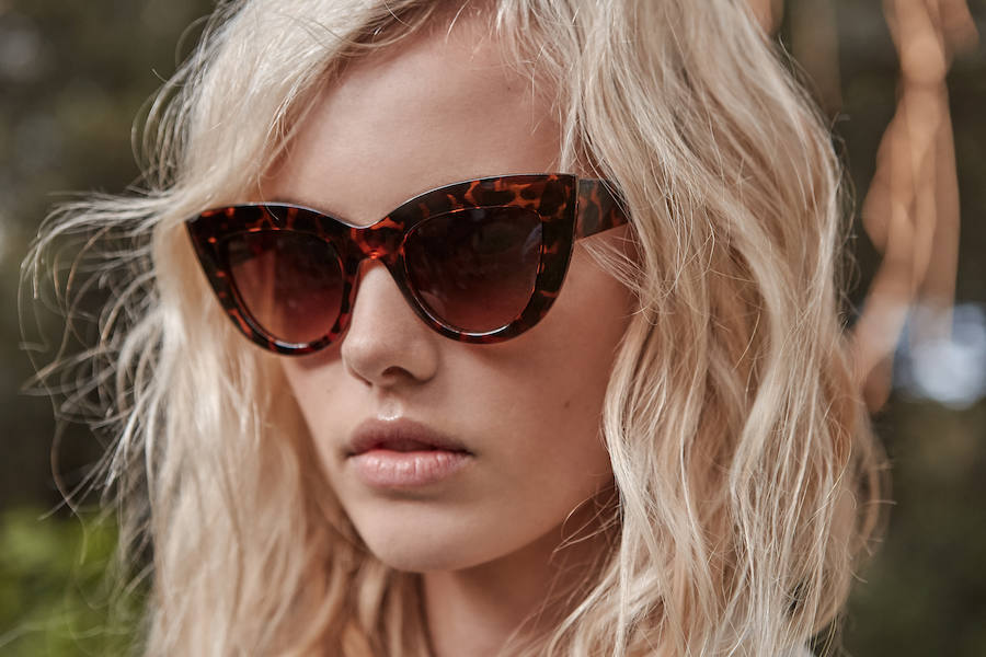 Los complementos, una vez más, marcan la diferencia: y estas gafas 'cat eye' de Stradivarius (9.99 euros) son lo más.