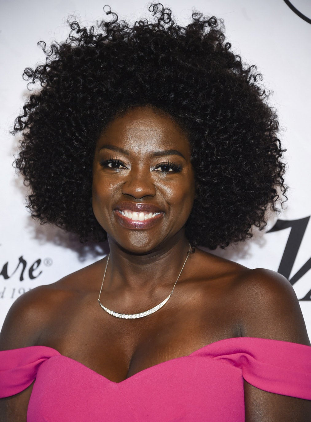 Nominada tres veces al Óscar (y ganadora por Fences), es la única persona negra que tiene un Óscar, un Emmy (Cómo defender a un asesino) y un Tony (de nuevo por Fences).