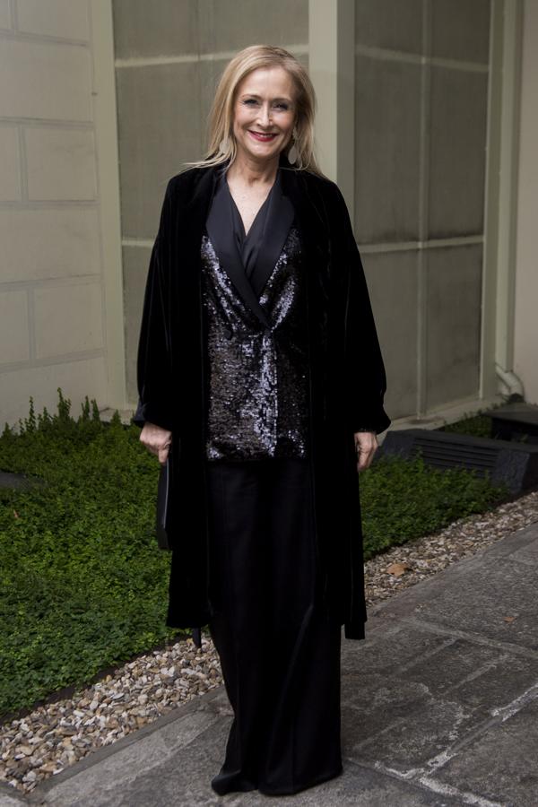 A pesar de sus rifirafes vía Twitter, Cifuentes sigue los consejos de estilo de La Vecina Rubia y no duda en apostar por el 'brilli brilli'.