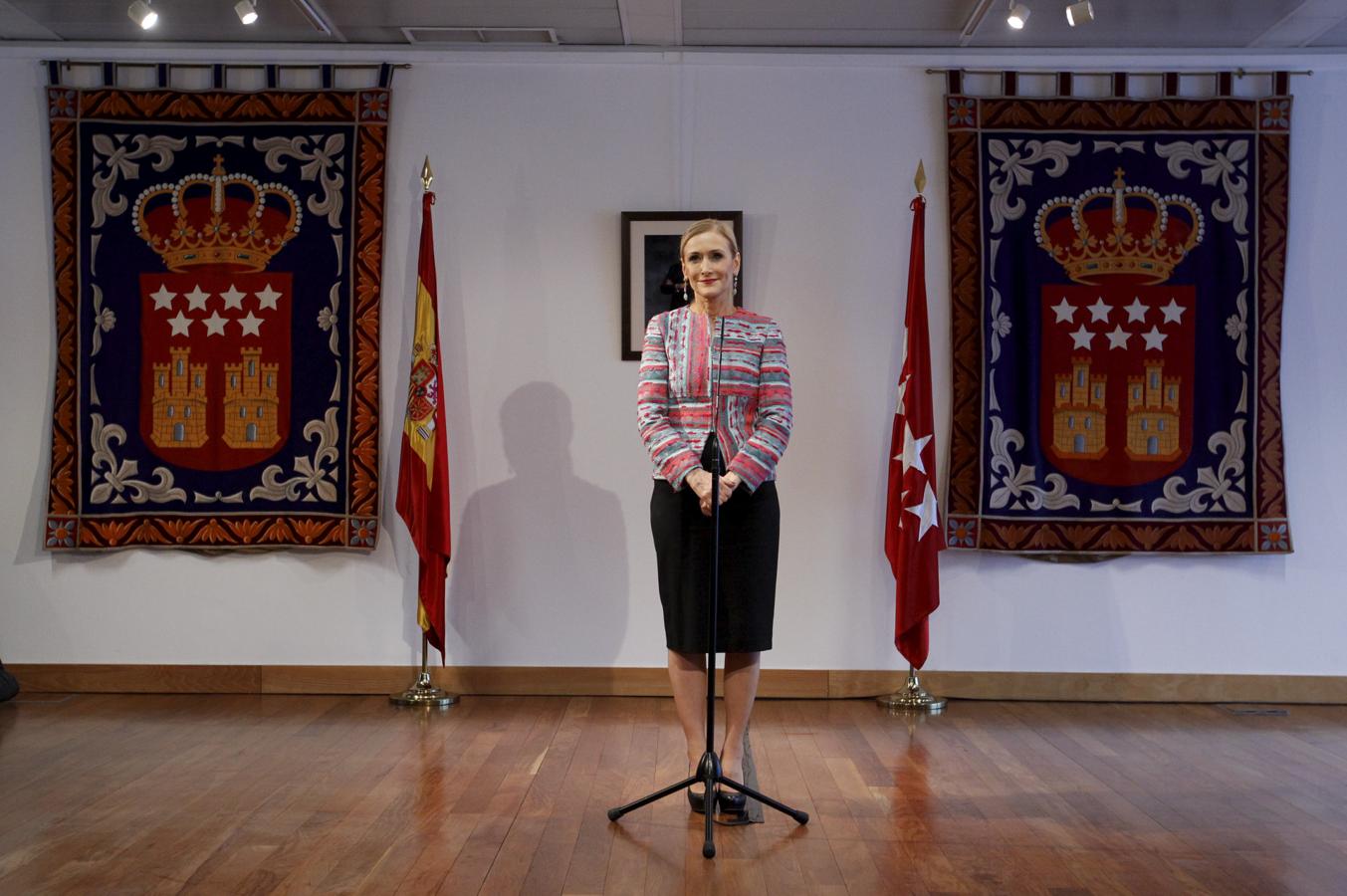 Cristina Cifuentes ha hecho de la chaqueta su seña de identidad 'fashionista', y no duda en apostar por originales diseños como esta de estilo étnico.