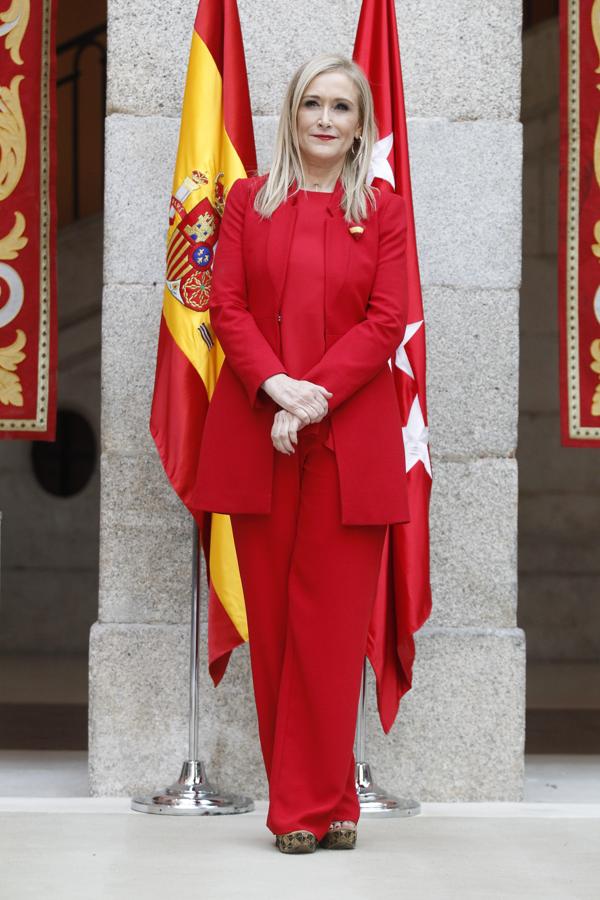 ¿Otro guiño más al estilo de la Reina? Look total en 'rojo España', broche con la bandera incluido.