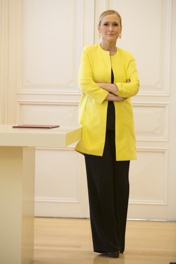 Y una 'fashionista' como Cifuentes no podía dejar de caer en la tentación del color del año: el amarillo. Y a pesar de ser rubia, le sienta de maravilla.