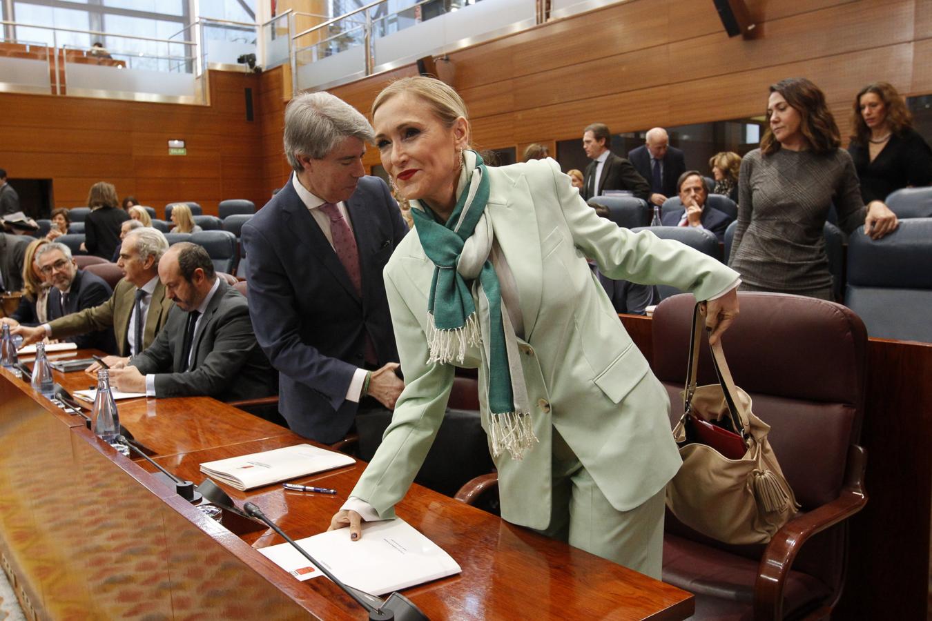 Esta primavera, se llevan los tonos pastel, y Cristina Cifuentes no ha dudado en hacerse con un traje 'noventero' (al que quizá debería encoger un poco las mangas) en verde agua.