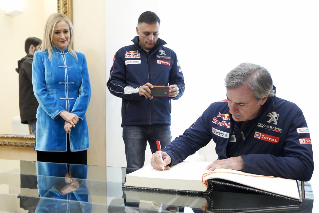 El terciopelo fue el tejido estrella del otoño-invierno, y Cristina Cifuentes también se dejó llevar por la fiebre 'velvet' con una atrevida levita de inspiración oriental en terciopelo azul.