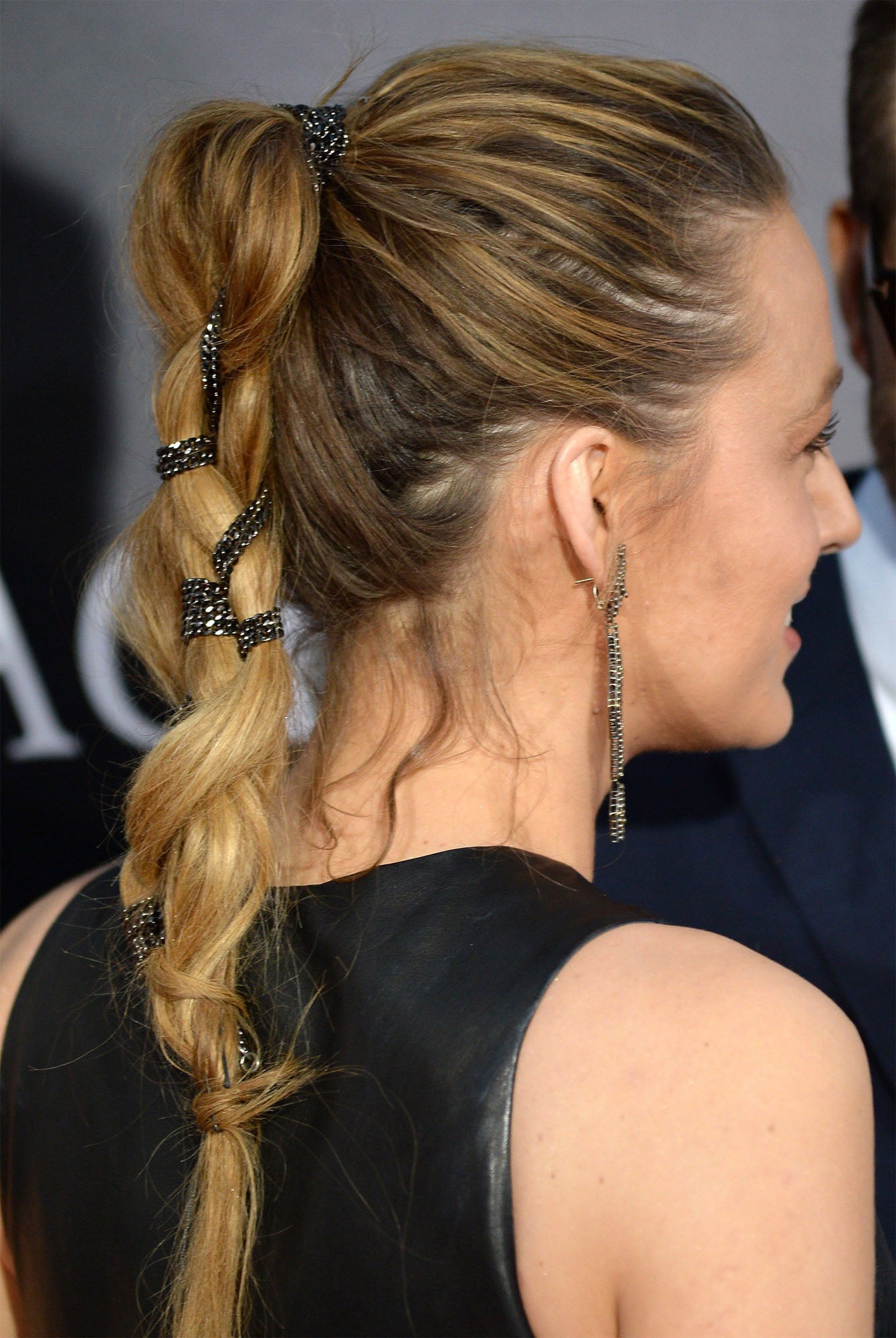 Esta temporada los lazos para el pelo son tendencia y Blake Lively lo ha lucido adornando una trenza semideshecha que es un peinado perfecto para invitadas que tengan el pelo largo.