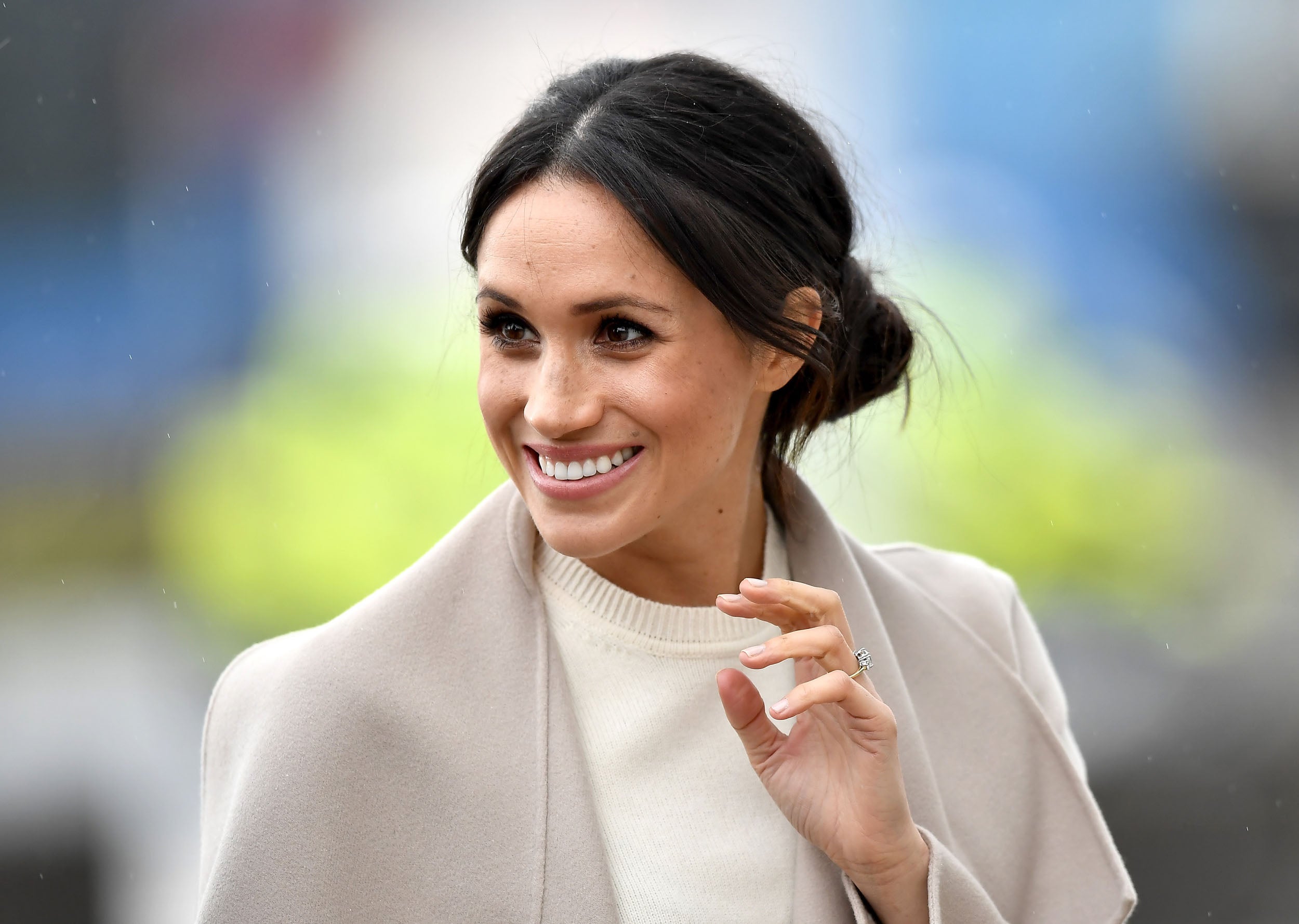 El moño semideshecho que Meghan Markle luce en actos oficiales es uno de nuestros peinados favoritos para invitadas de comunión, de bautizo e incluso de boda. La prometida del príncipe Harry lo luce con raya en el medio y mechones sueltos.