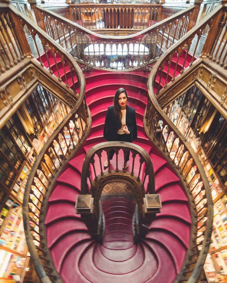 Sara Carbonero también se ha dejado seducir por los trajes masculinos, que combina con zapatos destalonados y jersey beige. Lo sencillo funciona.