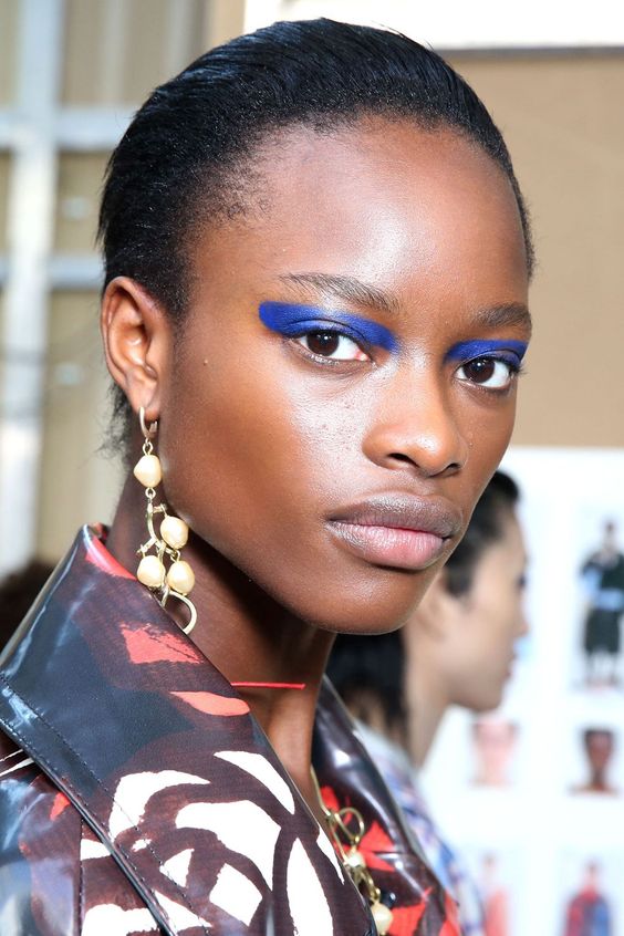 Volvemos a ver el azul eléctrico, el color sin duda de la temporada en lo que a sombras de ojos se refiere, pero aplicado de una manera aún más fuerte y original. Tom Ford propuso esta gruesa línea recta que cruza todo el párpado sin curvarse. Un gesto lo suficientemente llamativo como para no necesitar ningún elemento de maquillaje más.