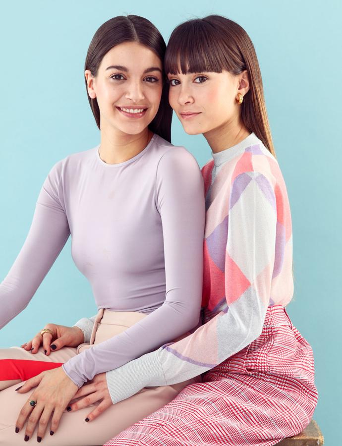 Ana lleva top de Max Mara, pantalones de Liu Jo y anillo de Aristocrazy. Aitana, jersey y pantalón de Emporio Armani y pendientes de Aristocrazy. Maquillaje de Chanel.