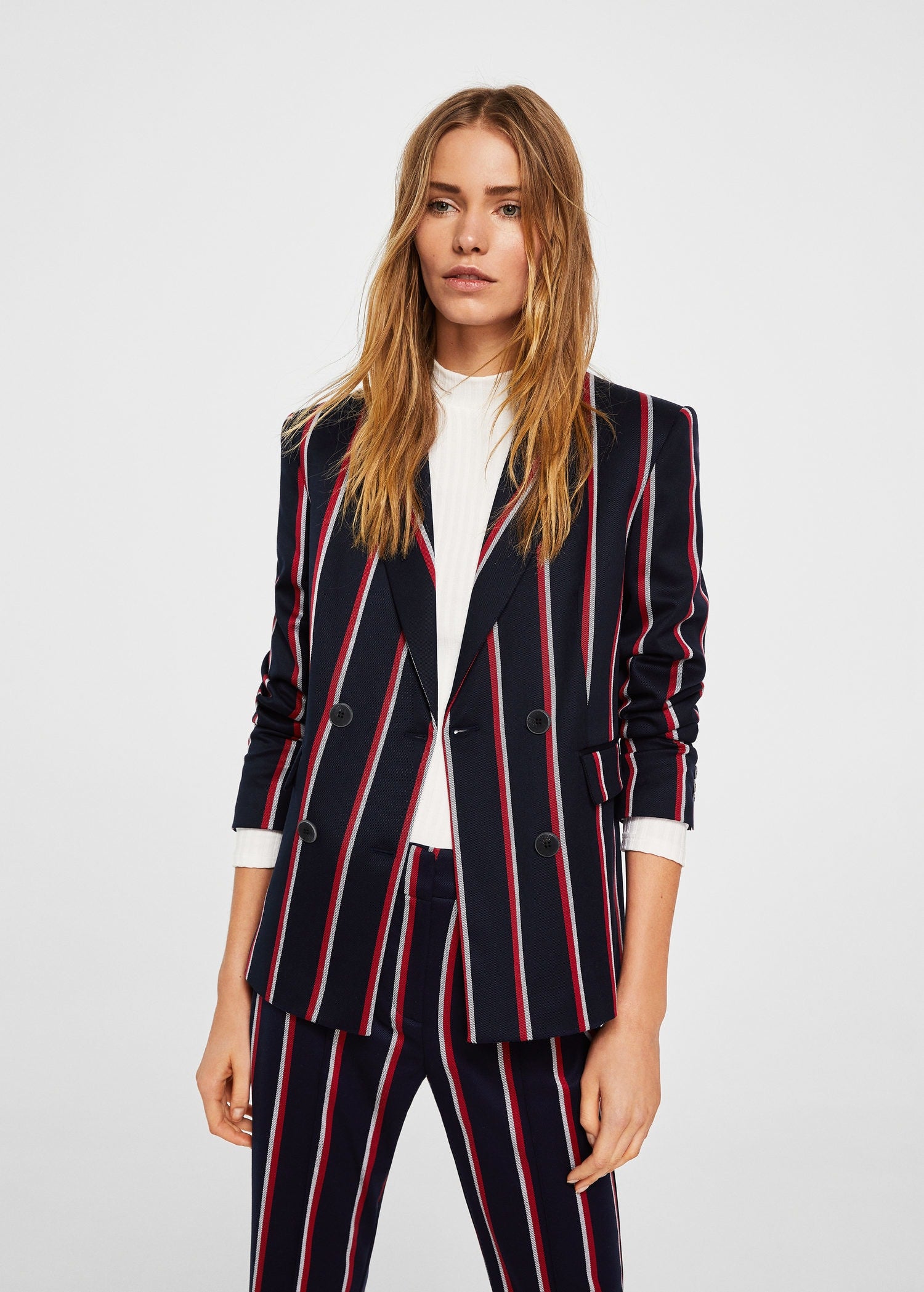 Americana de traje de rayas de Mango: 69,99 euros.