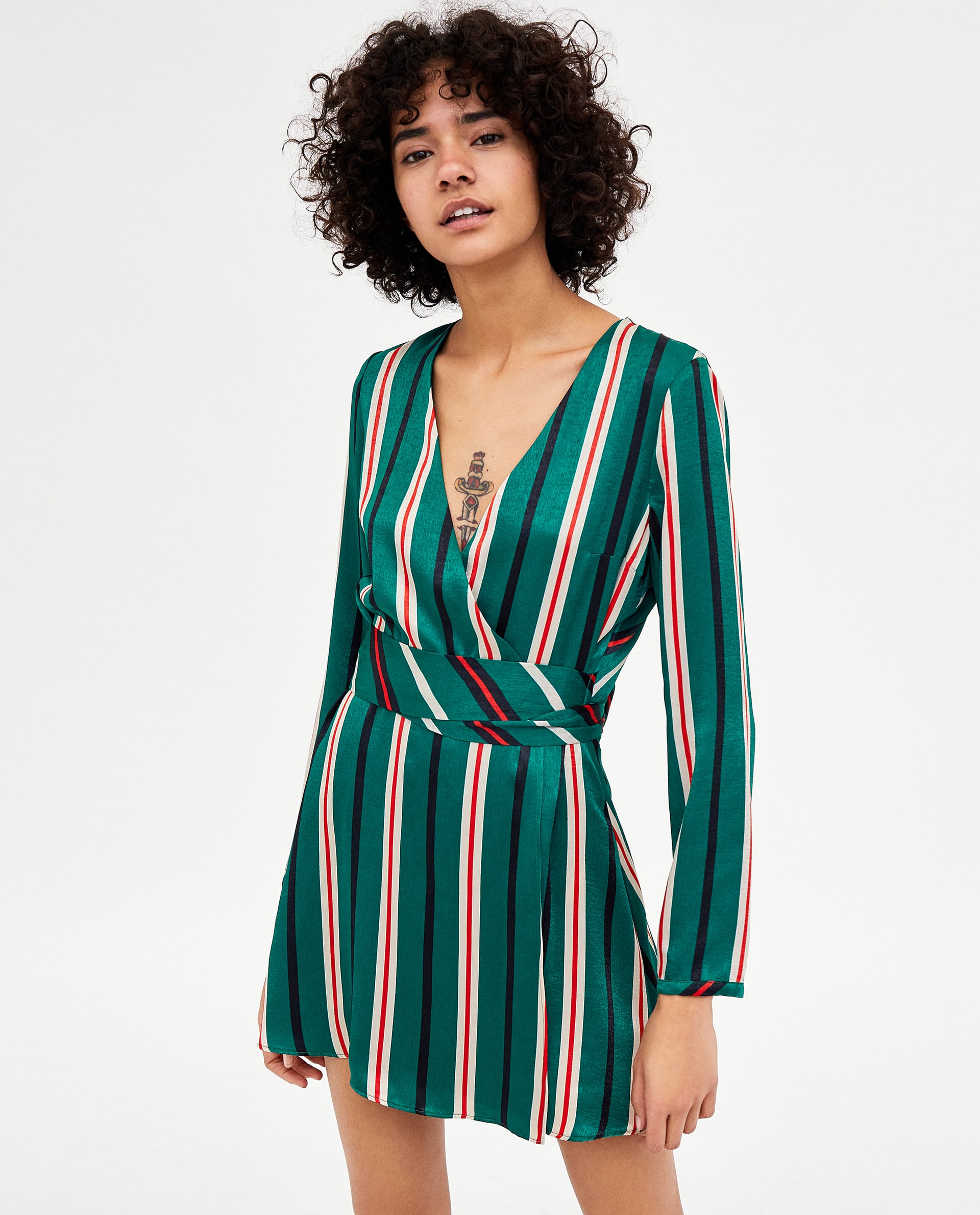 Vestido de rayas cruzado de Zara: 25,95 euros.