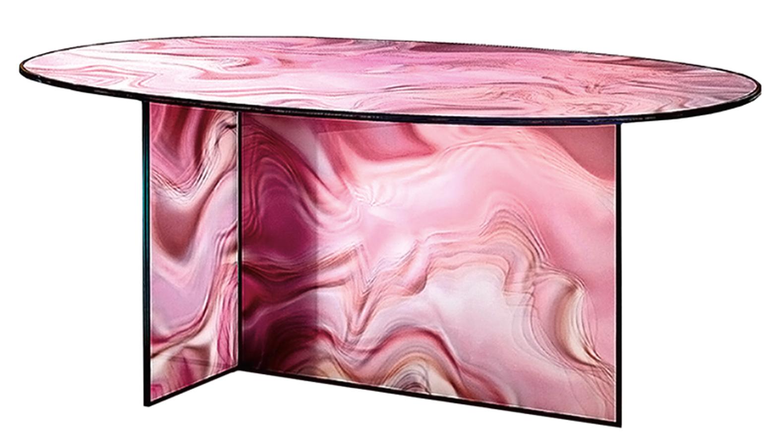 Del degradado al tornasol: Olvida el color block. Se impone el degradado cromático y decimos adiós al color en bloque. En las piezas más deseadas, los juegos de aguas y los sombreados difuminan los contornos y consiguen un efecto tornasolado. Las 50 sombras vuelven a ser sinónimo de sexy. Arriba: Mesa Liquefy, de Patricia Urquiola para Glas Italia.