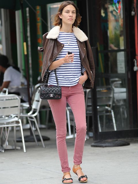 Un look sencillo pero muy 'chic': pitillos en color colorete, sandalias planas, camiseta a rayas marineras, cazadora biker de piel con borreguito y por supuesto, el bolso Chanel.